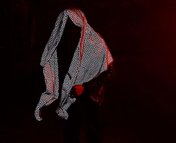 Smart "anti-paparazzi" scarf makes you "invisible" in photos