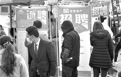 On February 25th, Wanli Administration of Nanchang City, Jiangxi Province launched the offline recruitment activity of "Spring Breeze Action". The picture shows job seekers applying for jobs at the job fair. Xinhua News Agency reporter Vientiane photo