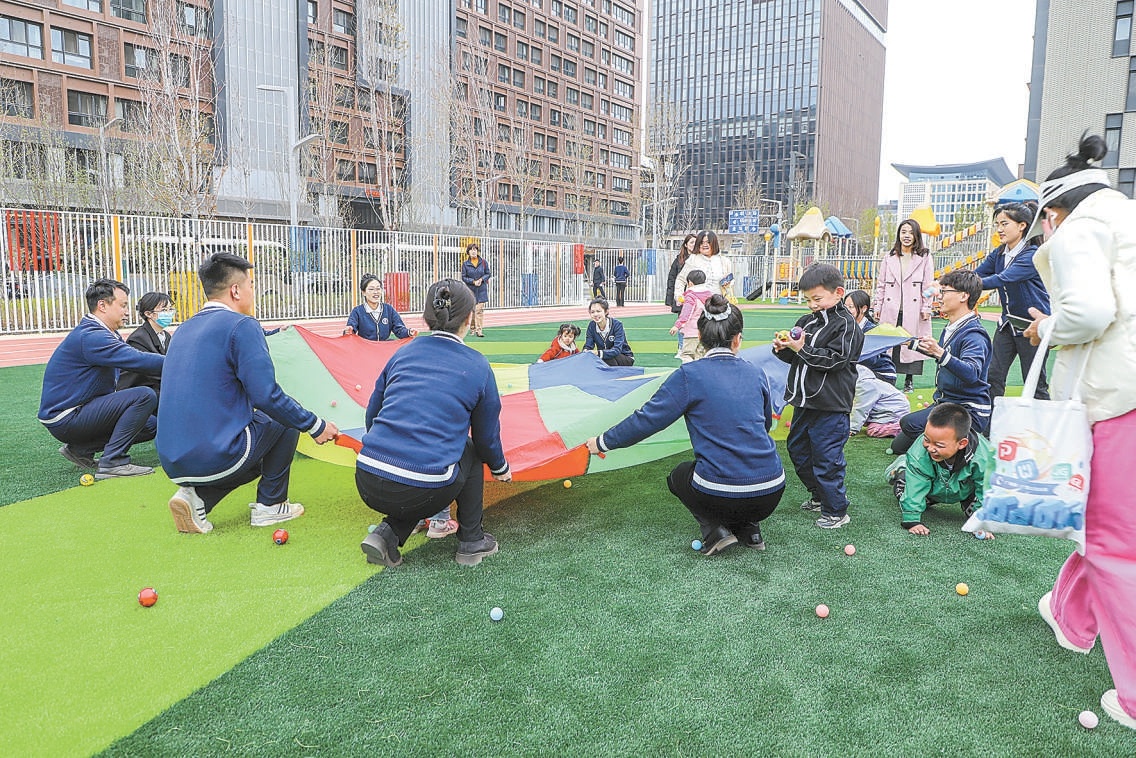 In the Baita Kindergarten in Xiong 'an, kindergarten teachers lead children to play games.